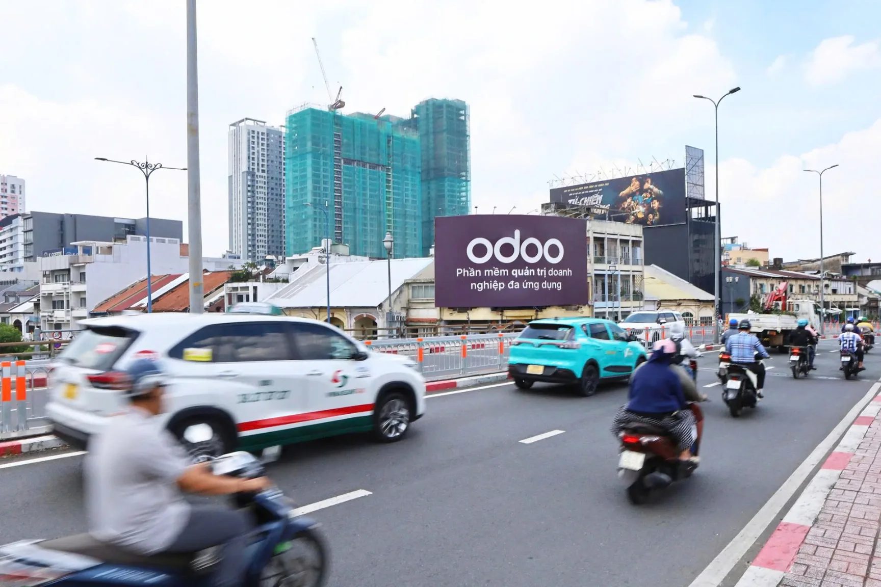 Джерело: Odoo Blog Присутність Odoo у В'єтнамі — рекламні білборди на мостах