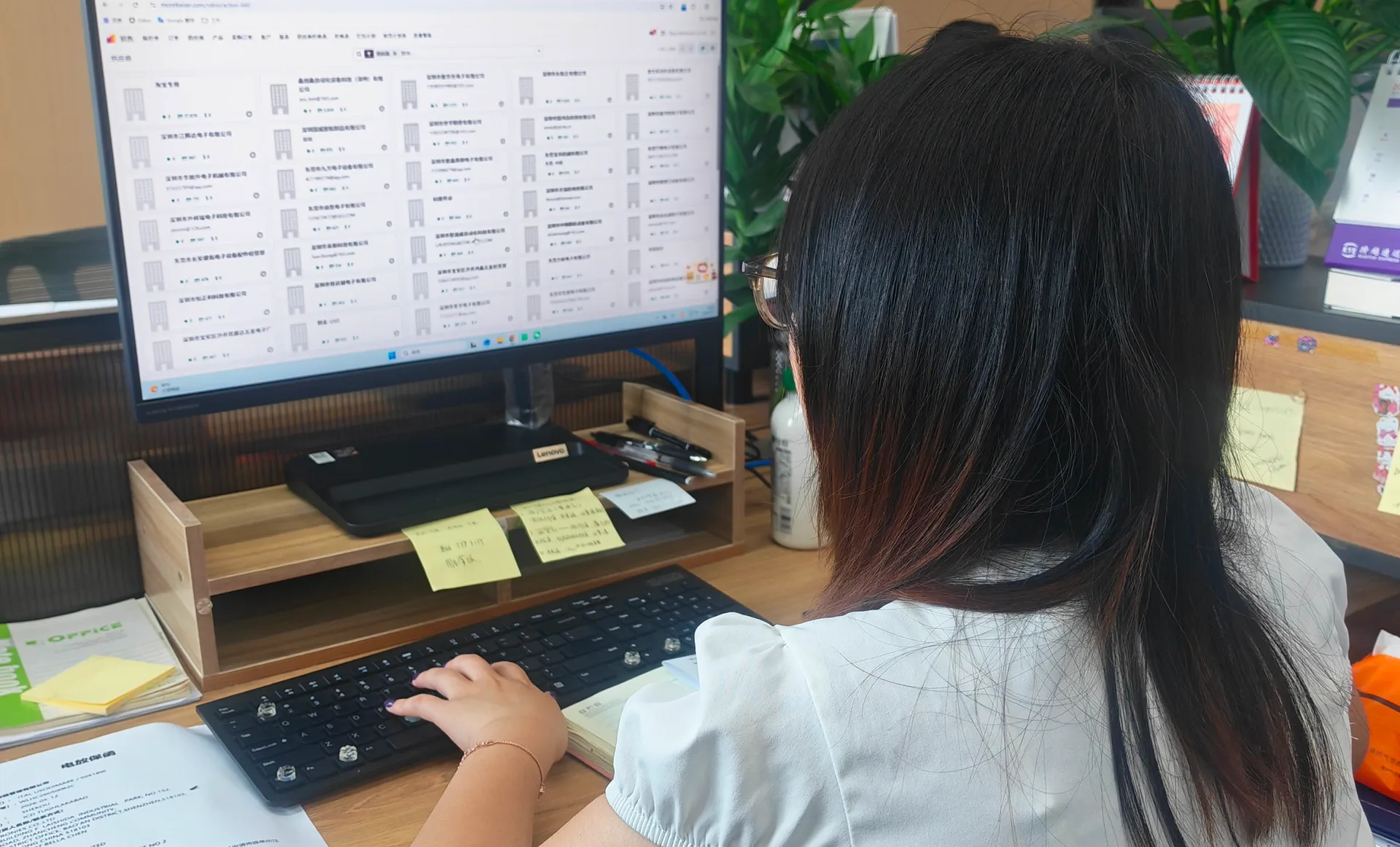 Джерело: Odoo Blog Співробітниця Motek працює за комп'ютером зі списком постачальників в Odoo