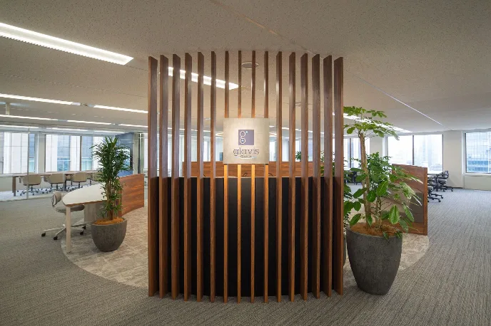 Стійка ресепшн в офісі GLAVIS Architects у Токіо