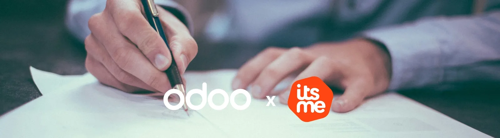 Рука з ручкою над документом і логотипи Odoo та itsme