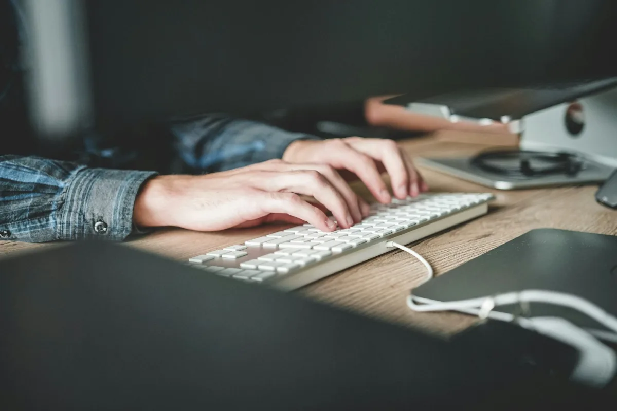 Джерело: Odoo Blog Обкладинка допису Odoo про порівняння Odoo і Salesforce