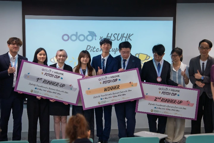 Студенти Університету Хан Сен із викладачами на Odoo X HSUHK Pitch Cup