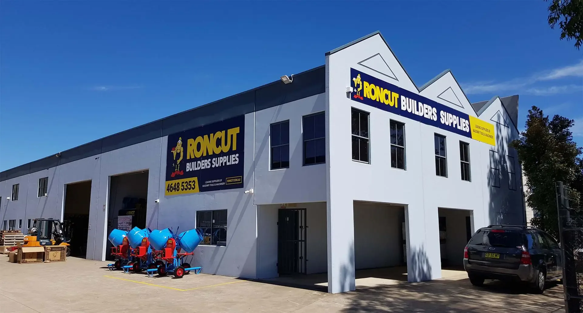 Джерело: Odoo Blog Будівля складу й офісу Roncut Builders Supplies з вивіскою компанії